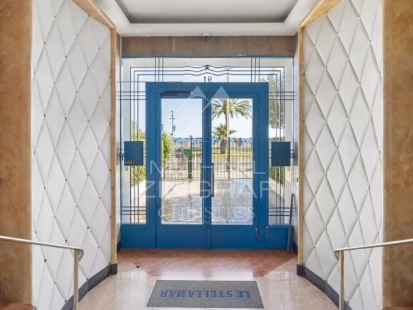 Entrance to a residence with glass doors and a sea view in Nice.