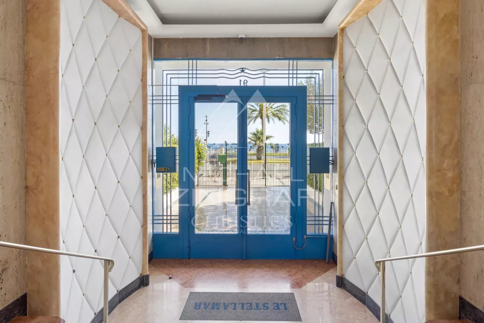 Entrance to a residence in Nice Entrance to a residence with glass doors and a sea view in Nice.