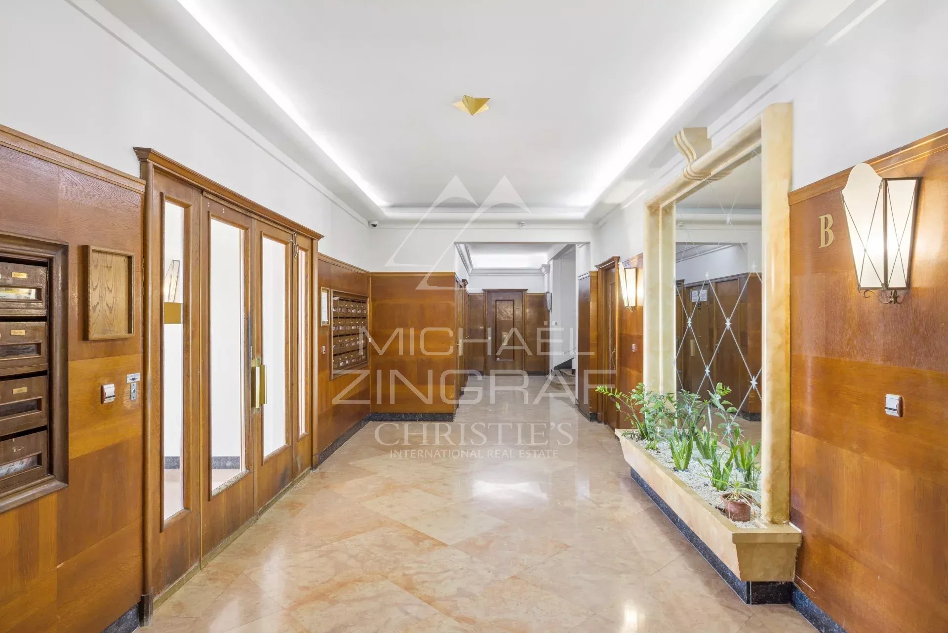 Entrance hall of a residence in Nice Entrance hall of a residence in Nice with mailboxes and elegant decoration.