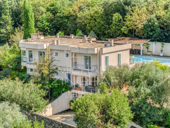 Vinaigrier – Villa d’Exception avec Piscine et Vue Panoramique