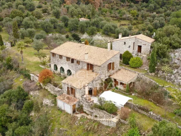 EXCEPTIONAL PEILLE STONE SHEPHERD: A CHARMING SETTING BETWEEN OLIVE TREES AND VINES, IN THE HEART OF A SPECTACULAR PANORAMA!
