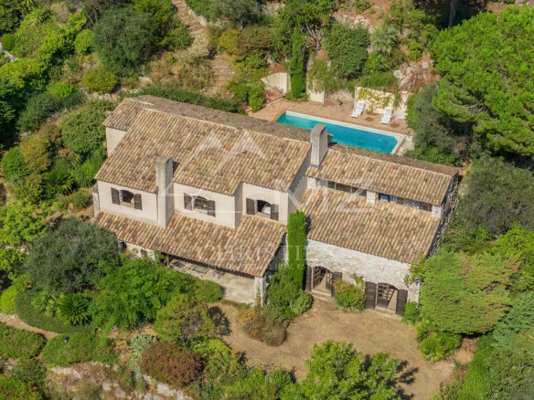 PROPRIÉTÉ PROVENÇALE DE CARACTÈRE AVEC PISCINE