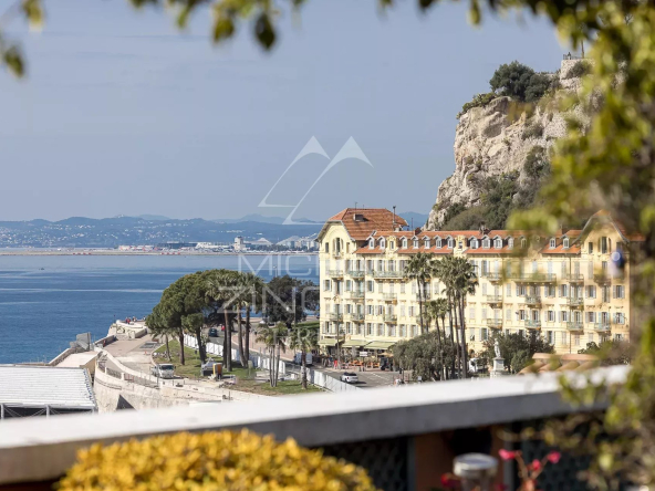 Penthouse d’Exception avec Vue Panoramique sur le Port et la Baie des Anges