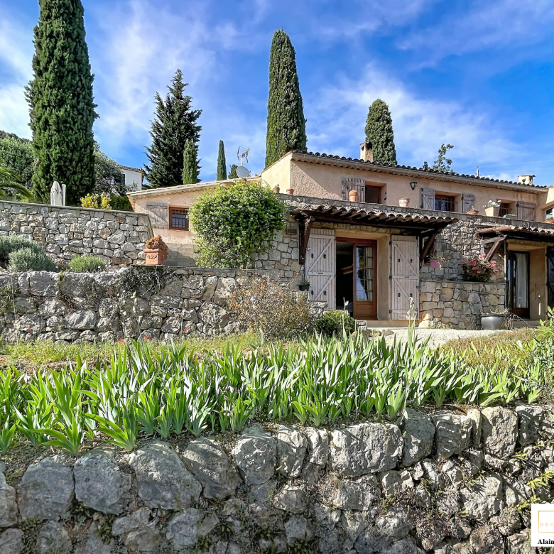 196m² villa in perfect condition near the village of Cabris