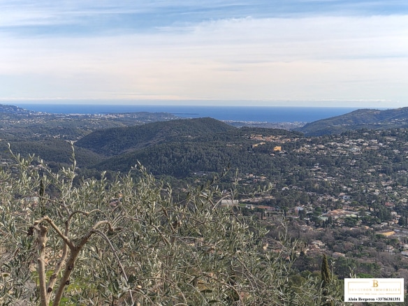 Vue panoramique sur les collines et la mer depuis une villa à Spéracèdes.