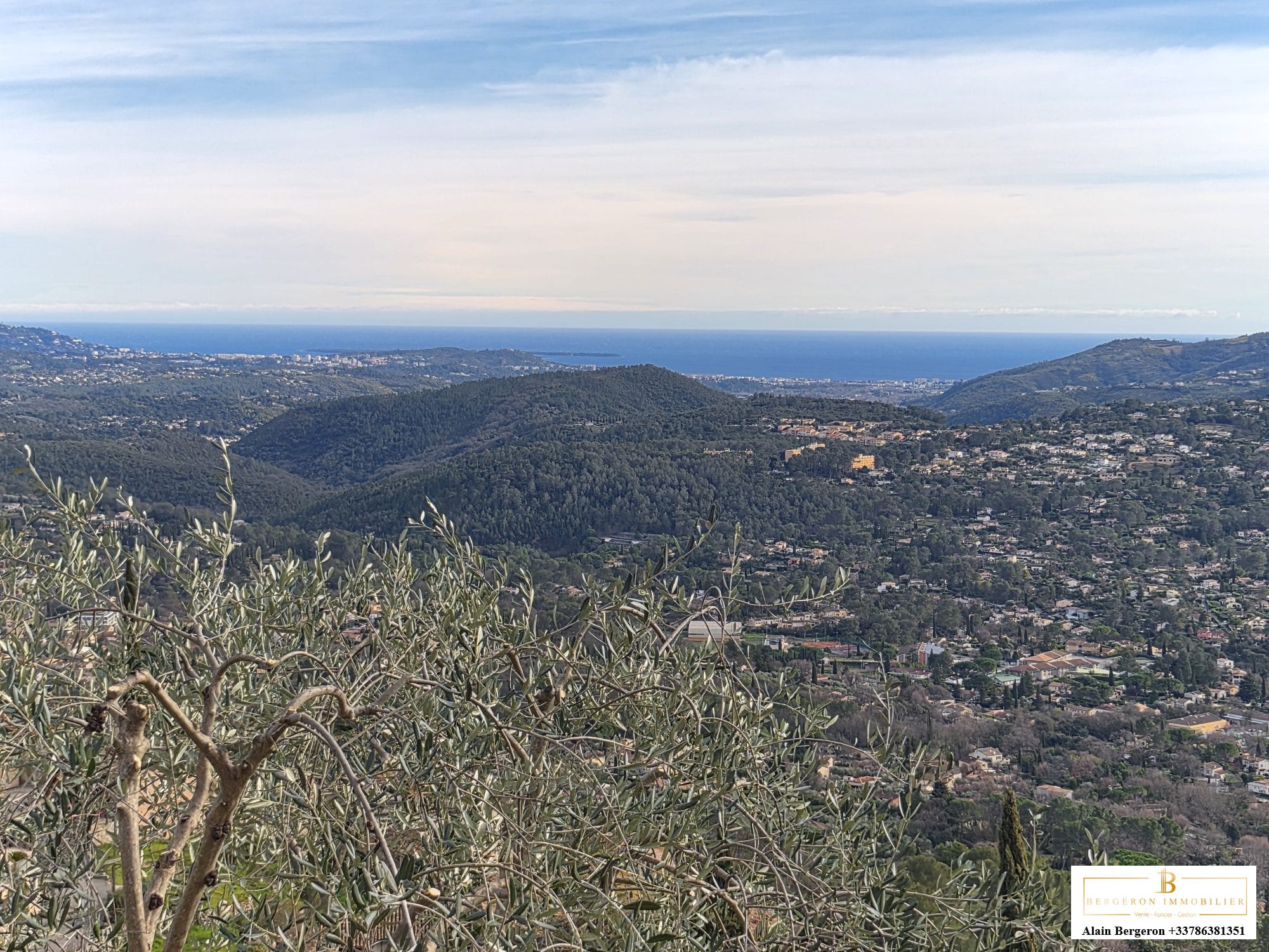 Vue panoramique sur les collines et la mer depuis une villa à Spéracèdes.