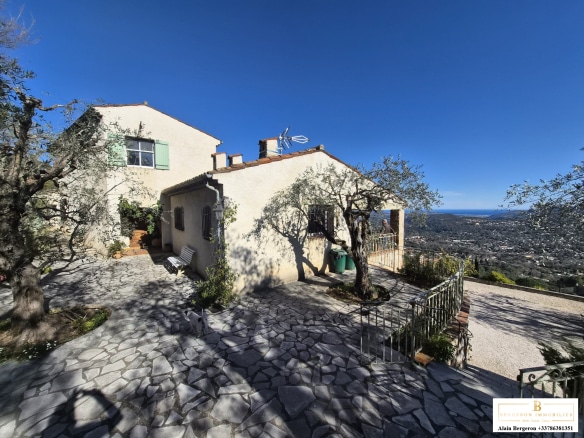 Villa de standing avec piscine et vue panoramique à Spéracèdes, entourée d'oliviers.