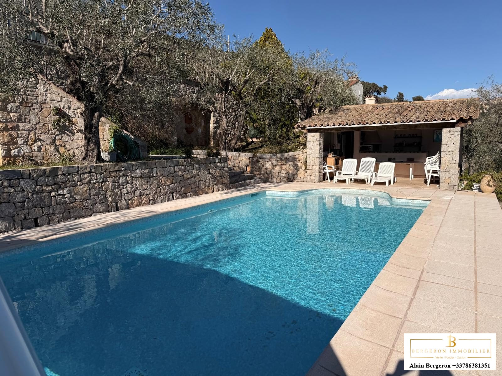 Piscine avec vue panoramique et espace de détente dans une villa à Spéracèdes.