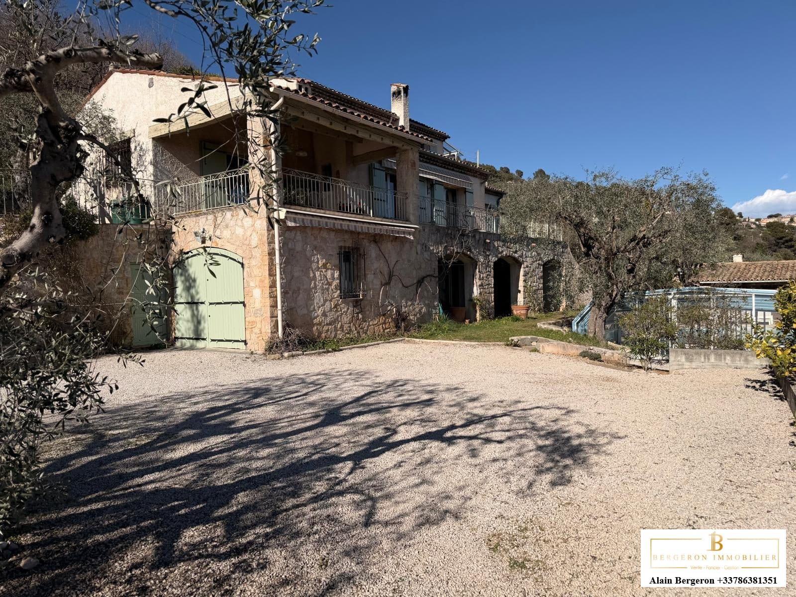 Villa de standing avec piscine et vue panoramique à Spéracèdes, entourée d'oliviers.