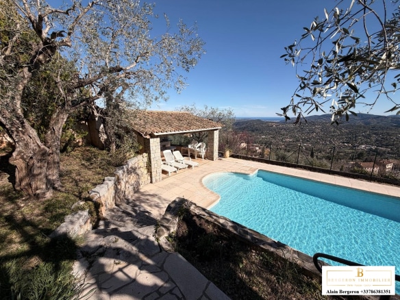 Villa avec piscine et vue panoramique à Spéracèdes, entourée de verdure.