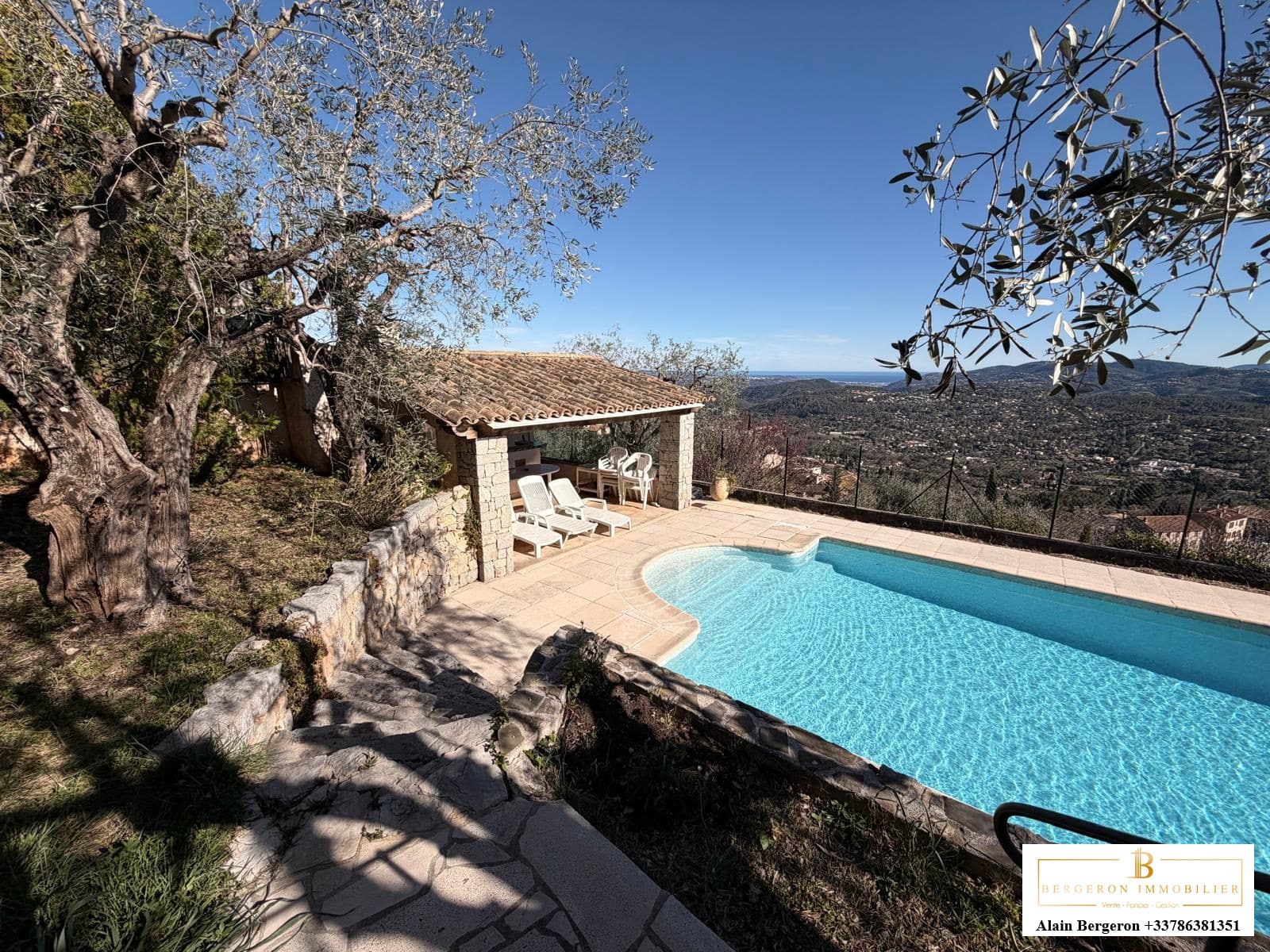 Villa avec piscine et vue panoramique à Spéracèdes, entourée de verdure.