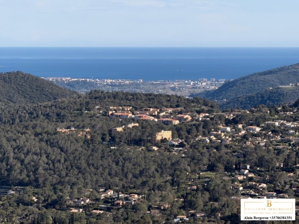 Vue panoramique sur la mer et les collines depuis une villa à Spéracèdes.