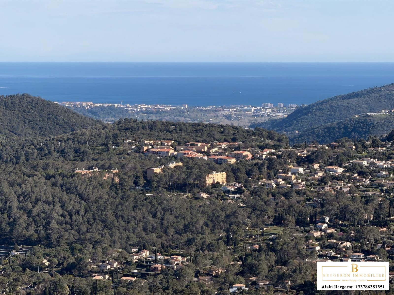 Vue panoramique sur la mer et les collines depuis une villa à Spéracèdes.