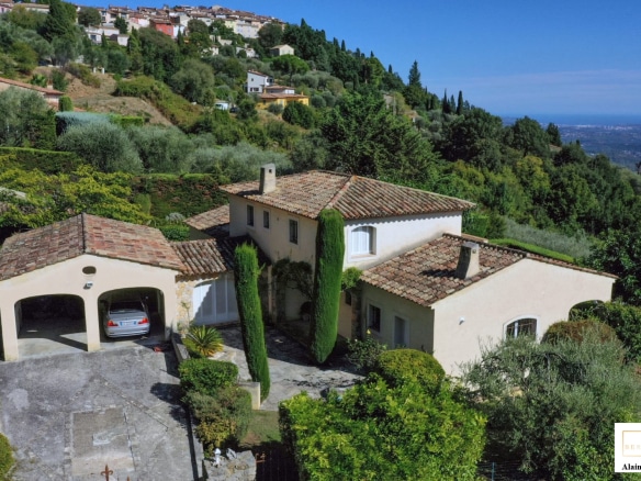 Villa de grand standing à Cabris, construite en 2007, avec vue panoramique et terrain de 1988 m².