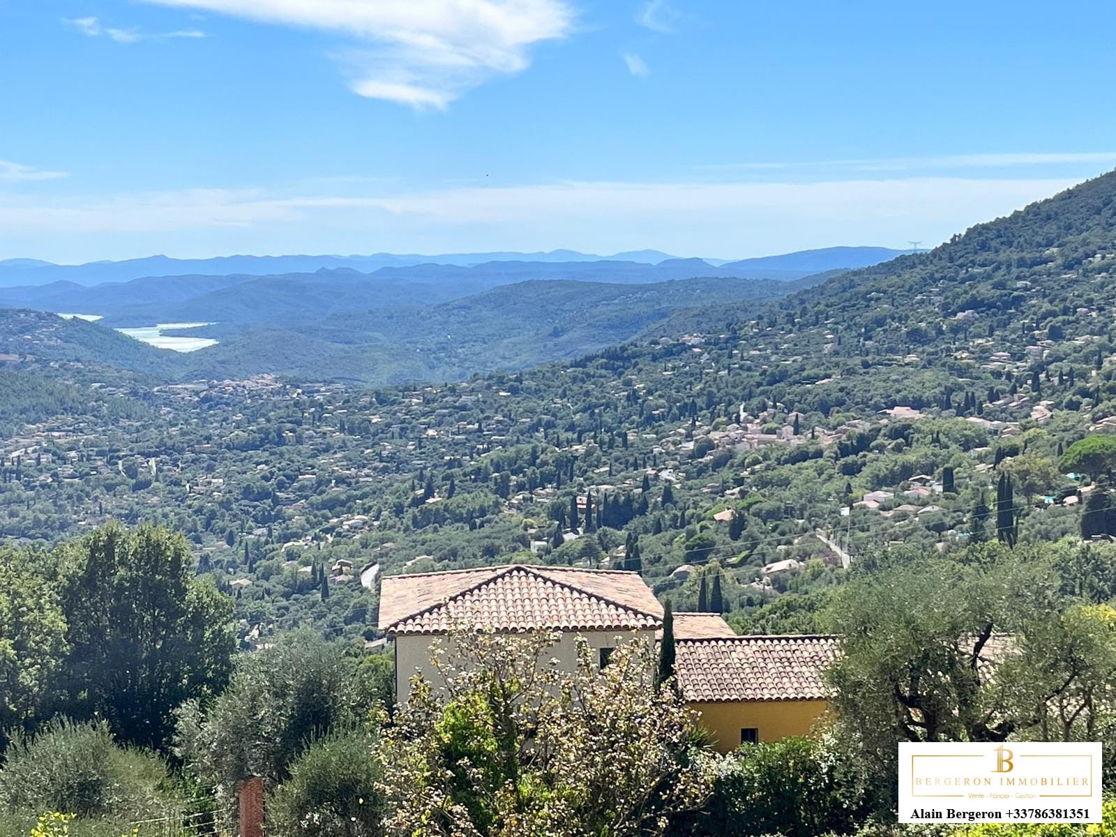Vue panoramique sur les collines et la vallée depuis une villa à Cabris.