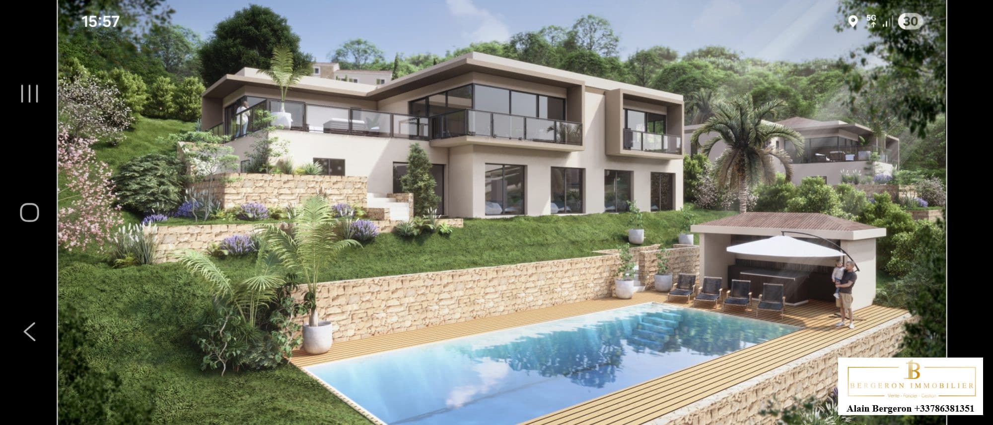 Villa moderne avec piscine à Mougins Vue d'une villa moderne avec piscine et terrasse, située dans un environnement verdoyant.