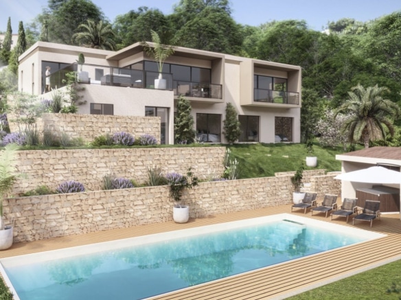 Vue d'une villa moderne avec piscine et terrasse, entourée de verdure à Mougins.
