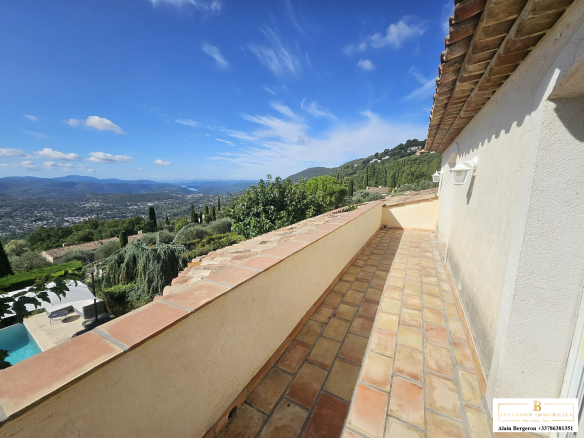 Terrace of a villa with panoramic views over a green landscape in Cabris.