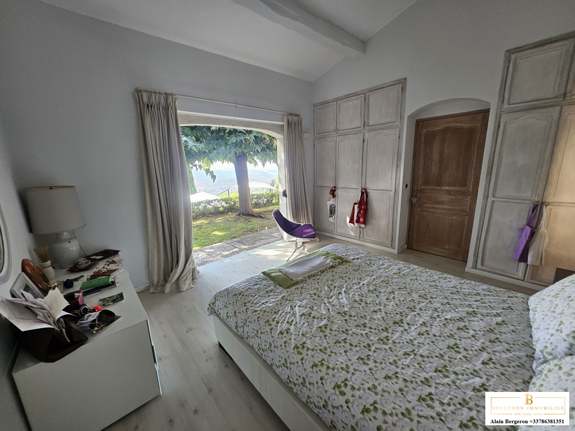 Villa room in Cabris Room in a villa in Cabris with a garden view.