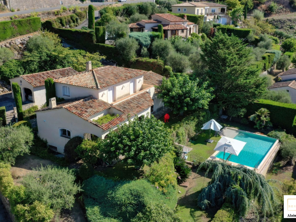 Luxury villa in Cabris with swimming pool and garden, panoramic view, built in 2007.