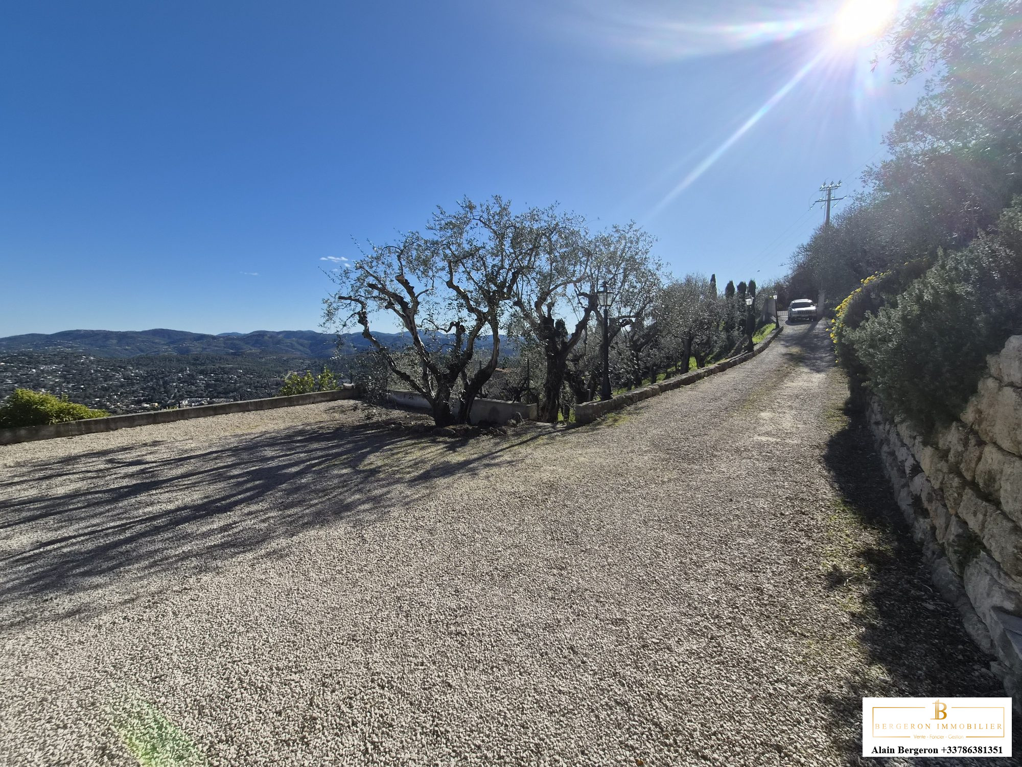 Villa avec vue panoramique à Spéracèdes Chemin menant à une villa avec des oliviers et vue panoramique à Spéracèdes.