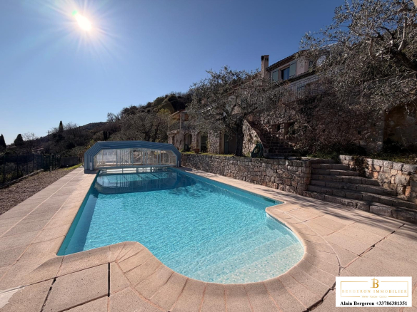 Villa avec piscine et vue panoramique à Spéracèdes, entourée d'oliviers.