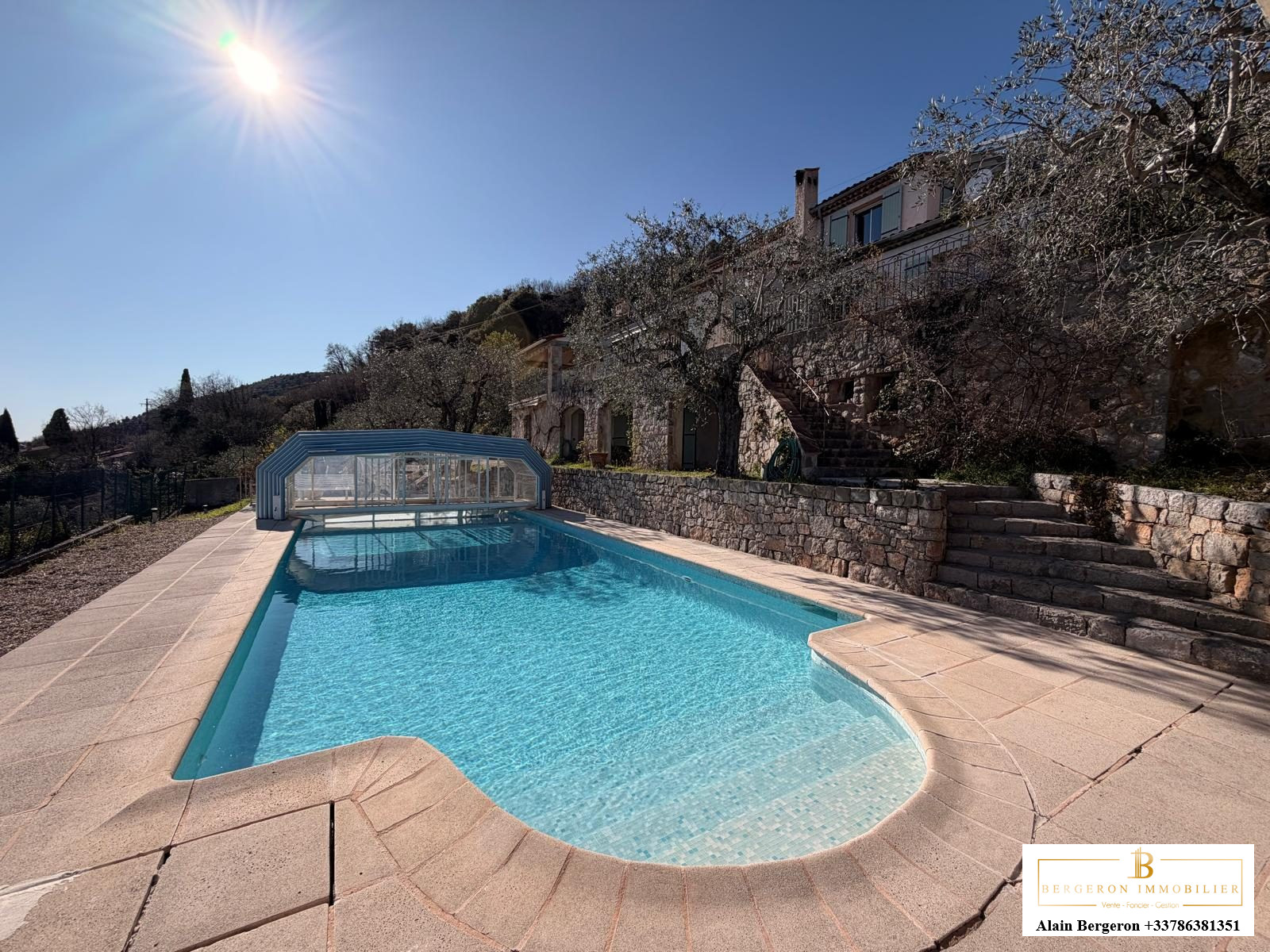 Villa avec piscine à Spéracèdes Villa avec piscine et vue panoramique à Spéracèdes, entourée d'oliviers.