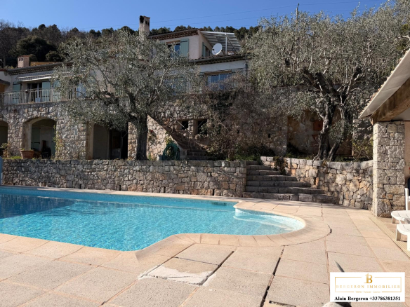 Villa avec piscine et vue panoramique à Spéracèdes, entourée d'arbres et de pierres.