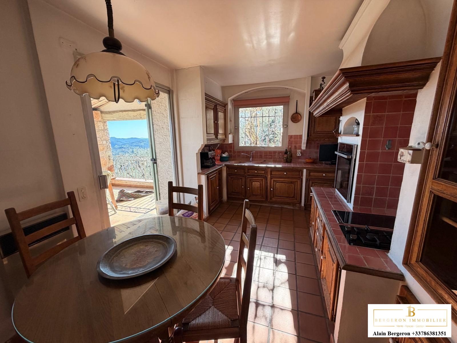 Cuisine de villa avec vue Cuisine d'une villa spacieuse avec vue panoramique, meubles en bois et table à manger.