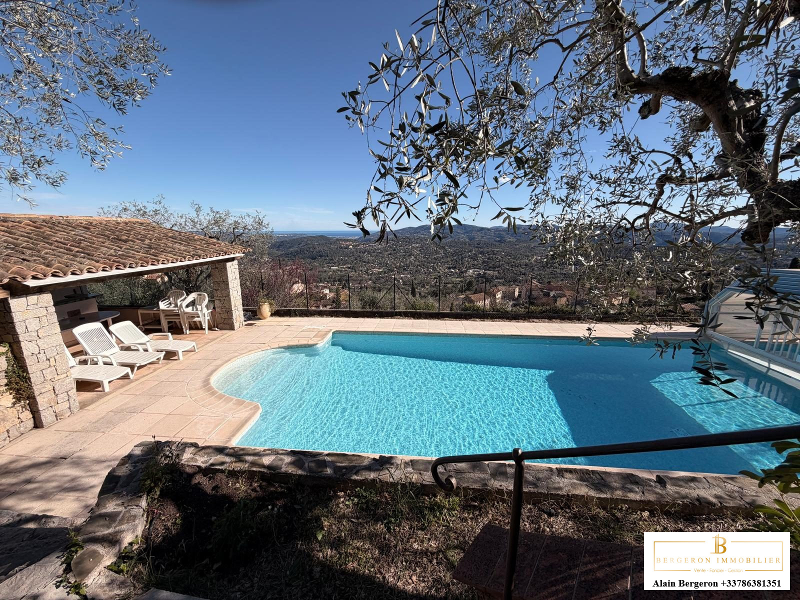 Villa de standing avec piscine à Spéracèdes Villa avec piscine et vue panoramique à Spéracèdes, entourée de nature.