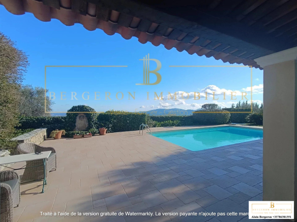 Terrasse avec piscine et vue panoramique sur le paysage depuis la villa Le Tignet.