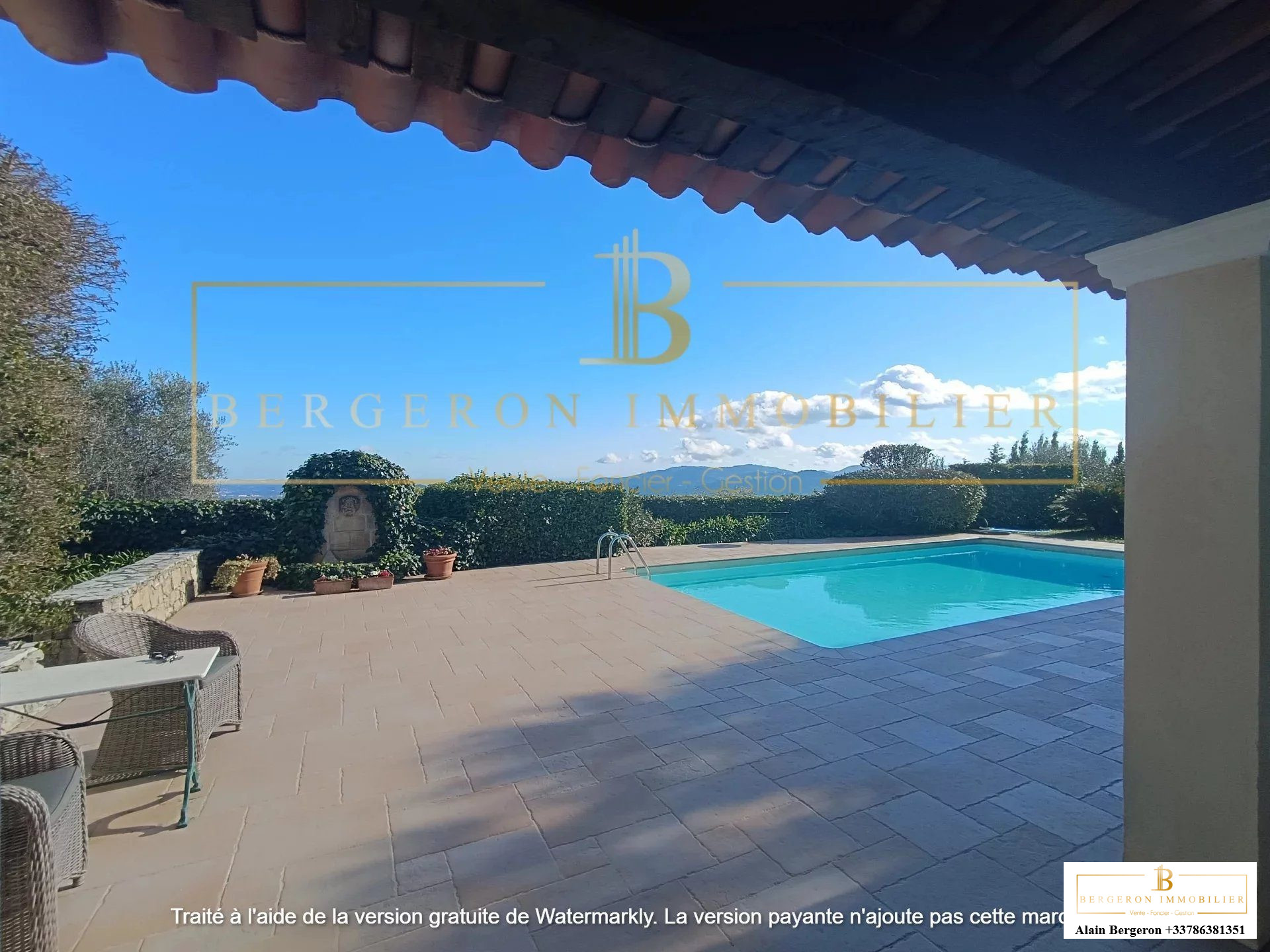 Terrasse avec piscine et vue panoramique sur le paysage depuis la villa Le Tignet.