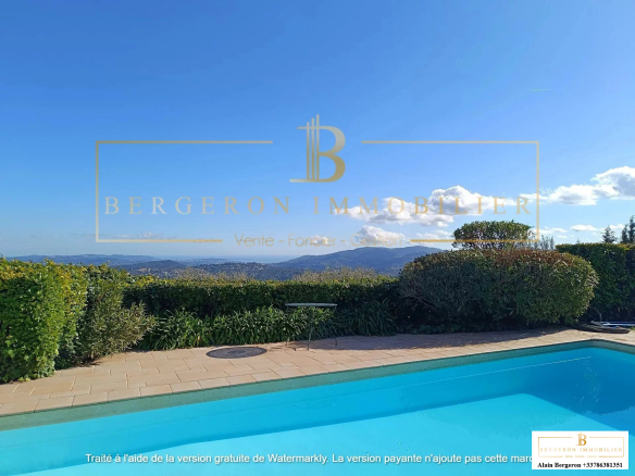 Vue panoramique depuis une piscine avec jardin, villa Le Tignet.