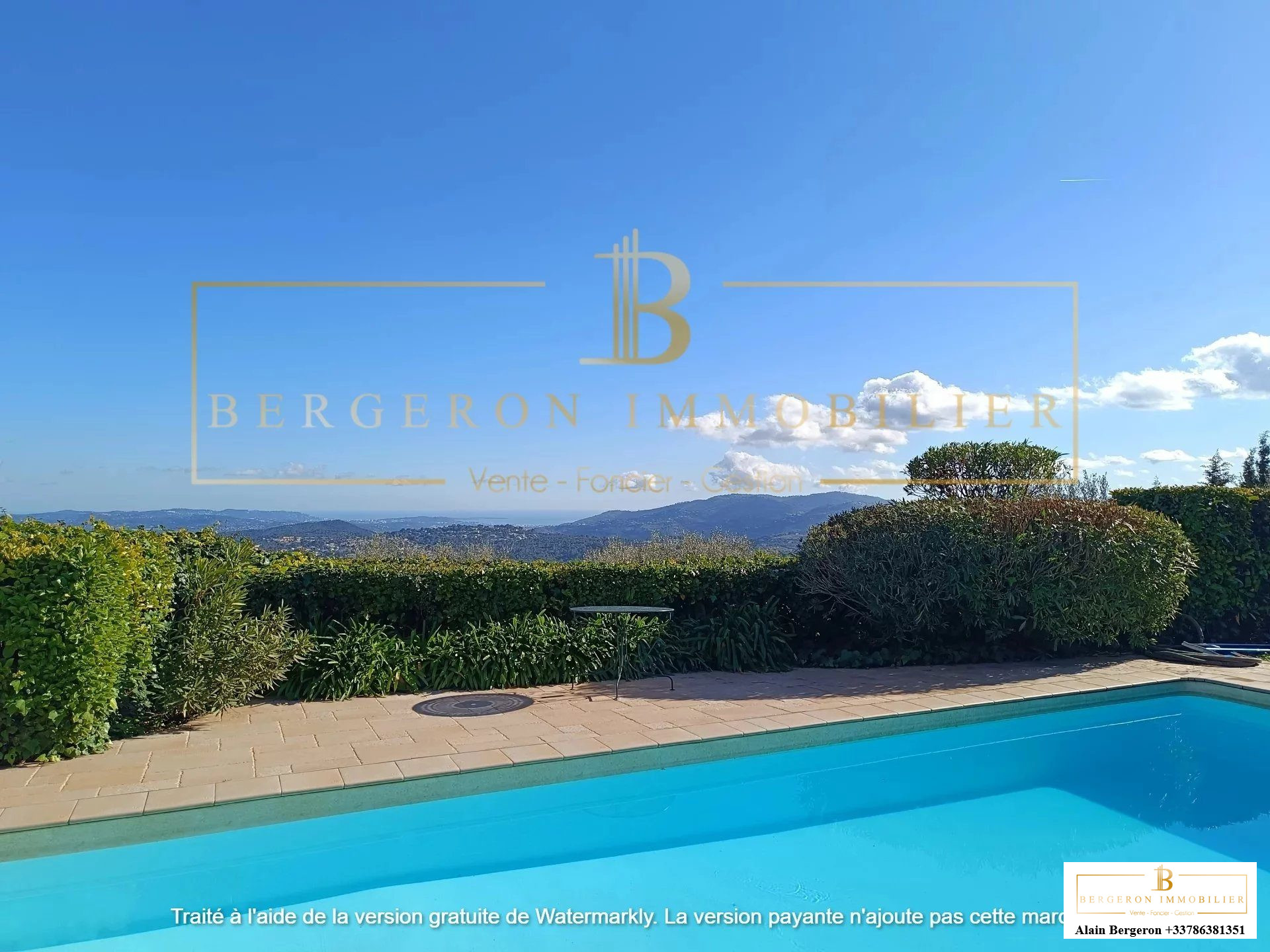 Vue panoramique depuis une piscine avec jardin, villa Le Tignet.