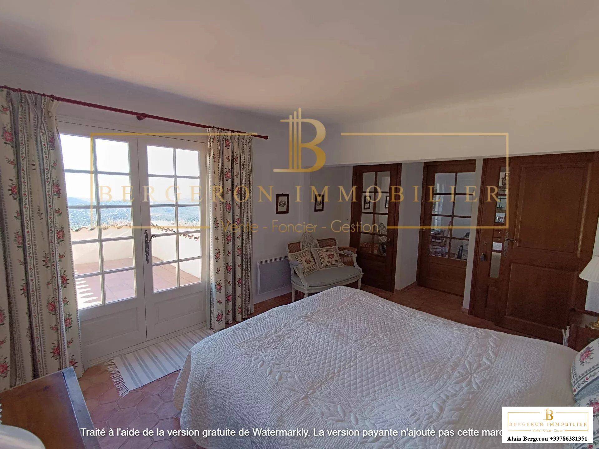 Chambre spacieuse dans une villa avec vue panoramique à Le Tignet.