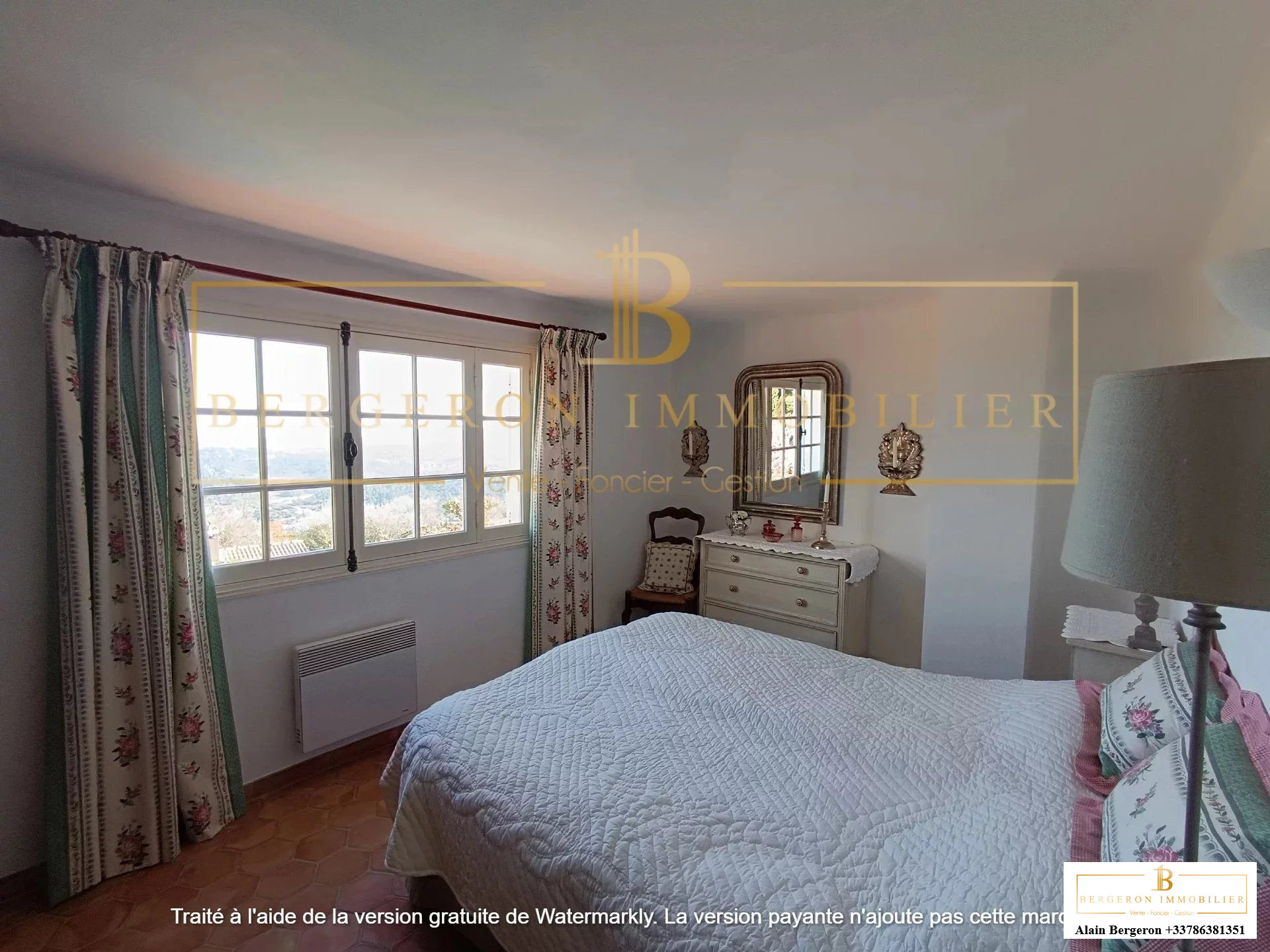 Chambre d'une villa à Le Tignet avec vue panoramique et décoration classique.
