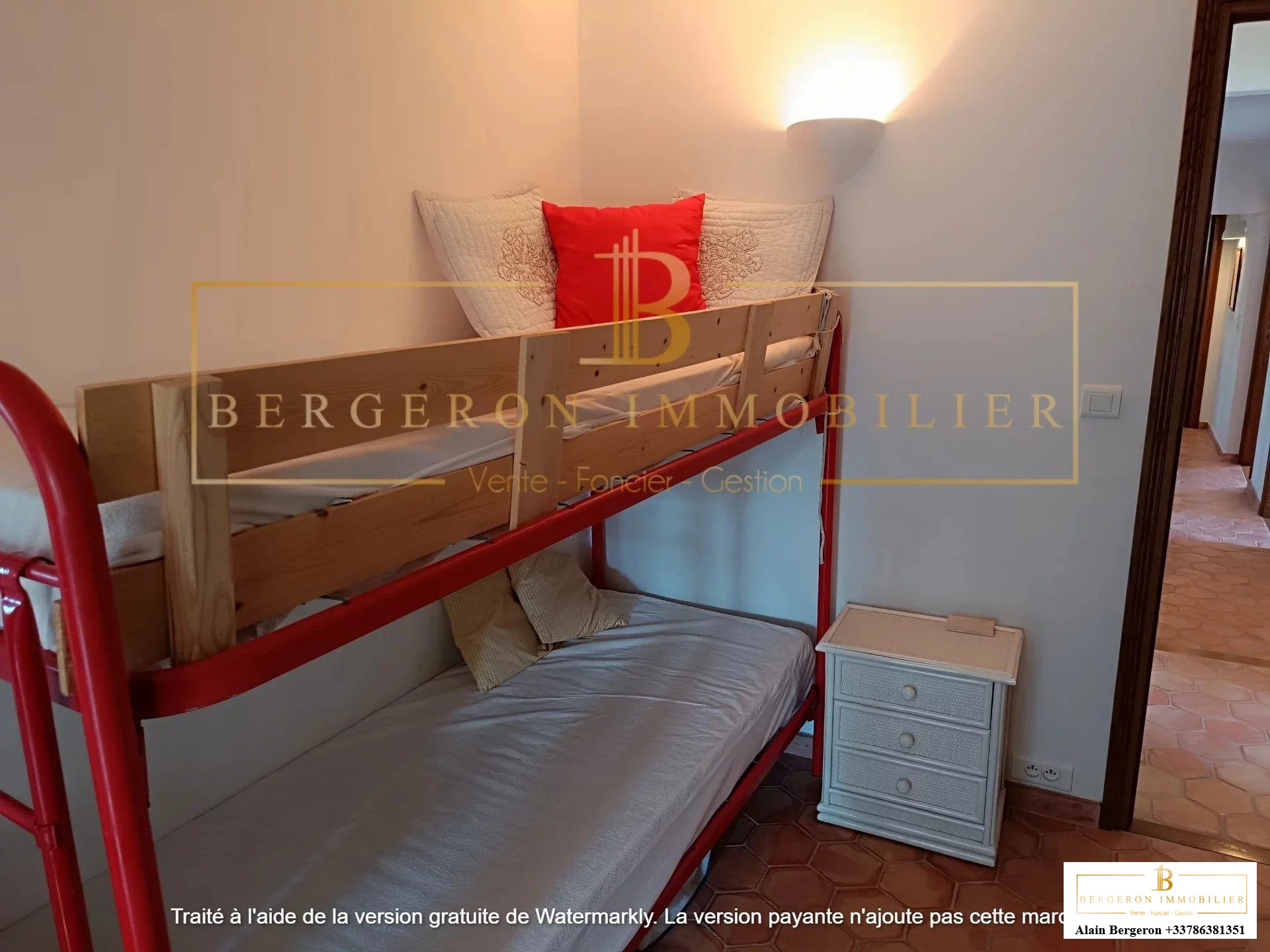 Chambre avec lits superposés dans une villa à Le Tignet.