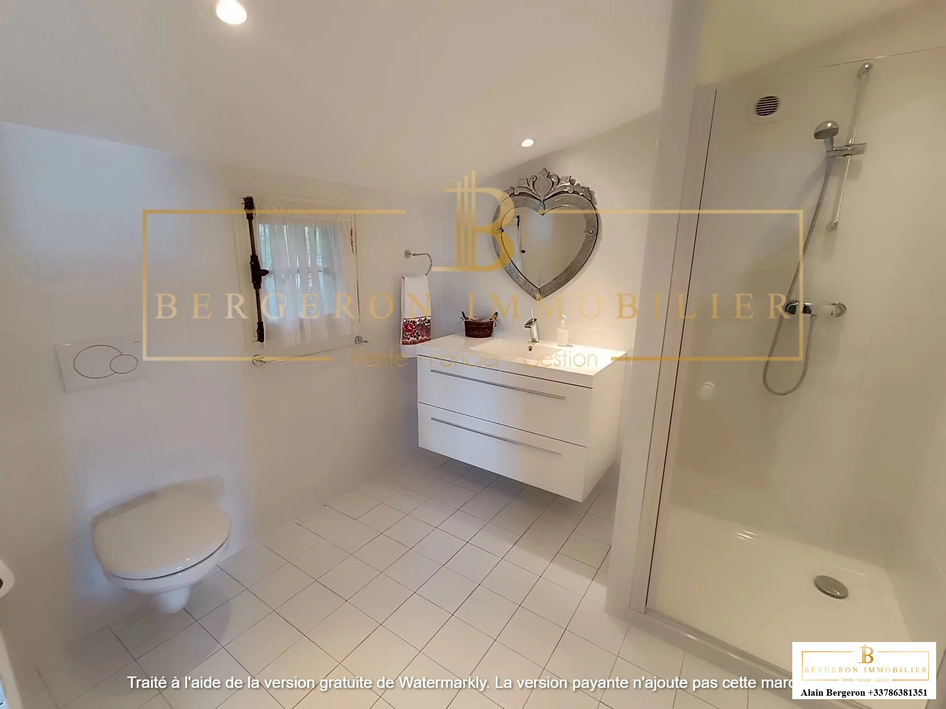 Salle de bain moderne avec douche et lavabo dans une villa