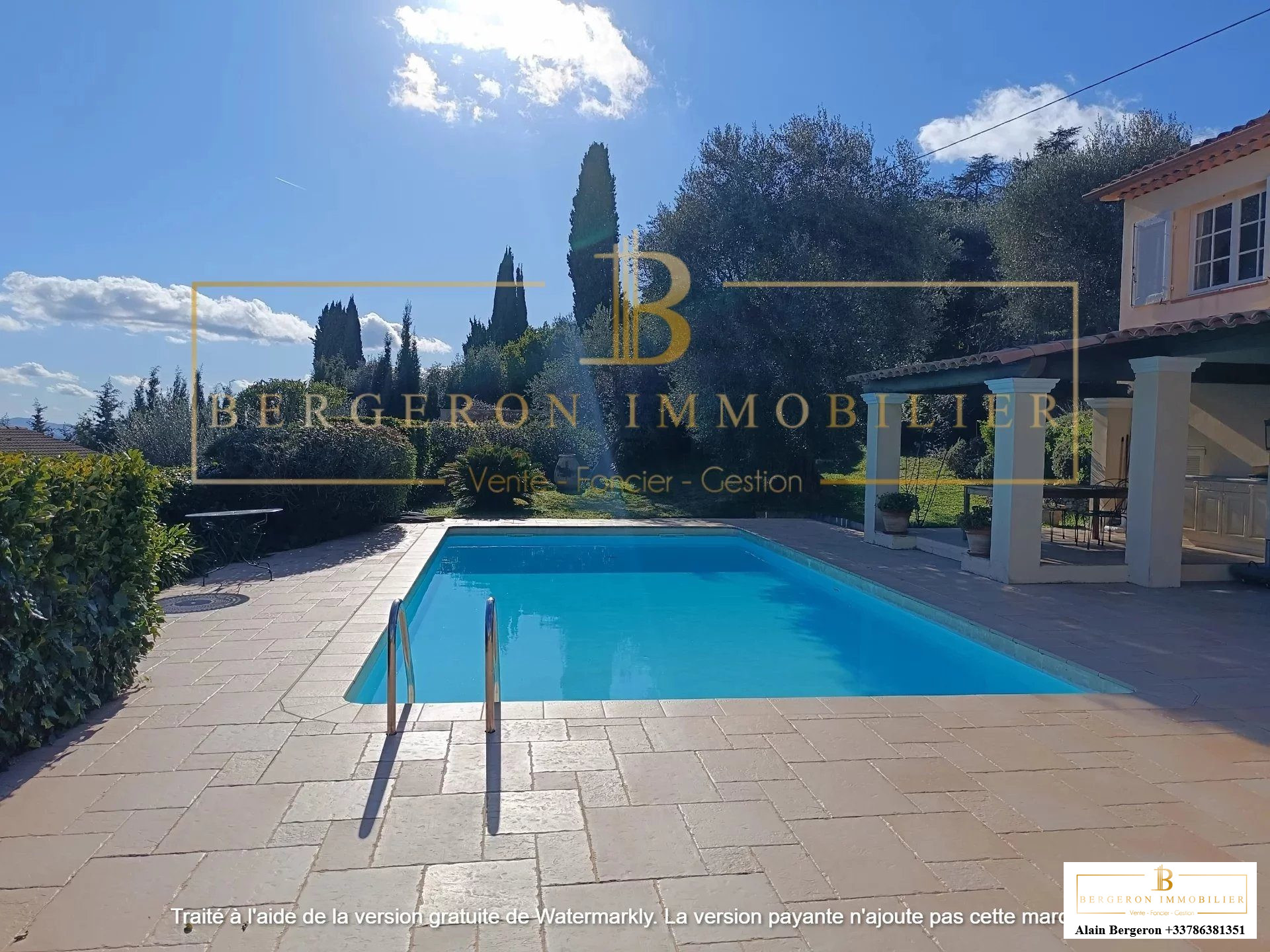 Villa Le Tignet avec piscine et vue panoramique, entourée de verdure.