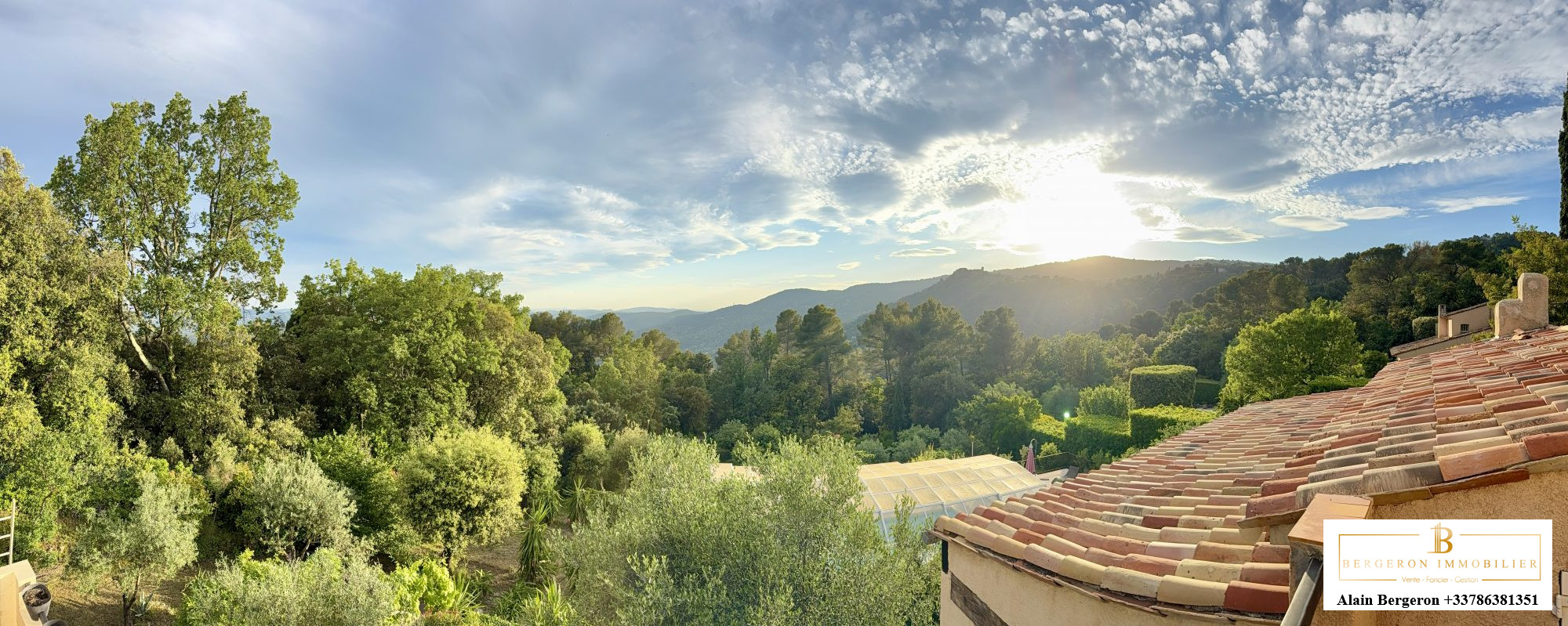 Vue panoramique sur la nature depuis une maison à Cabris, avec des arbres et un ciel nuageux.