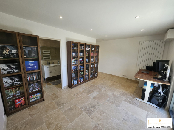 Intérieur d'une maison spacieuse à Cabris avec des étagères et un bureau.