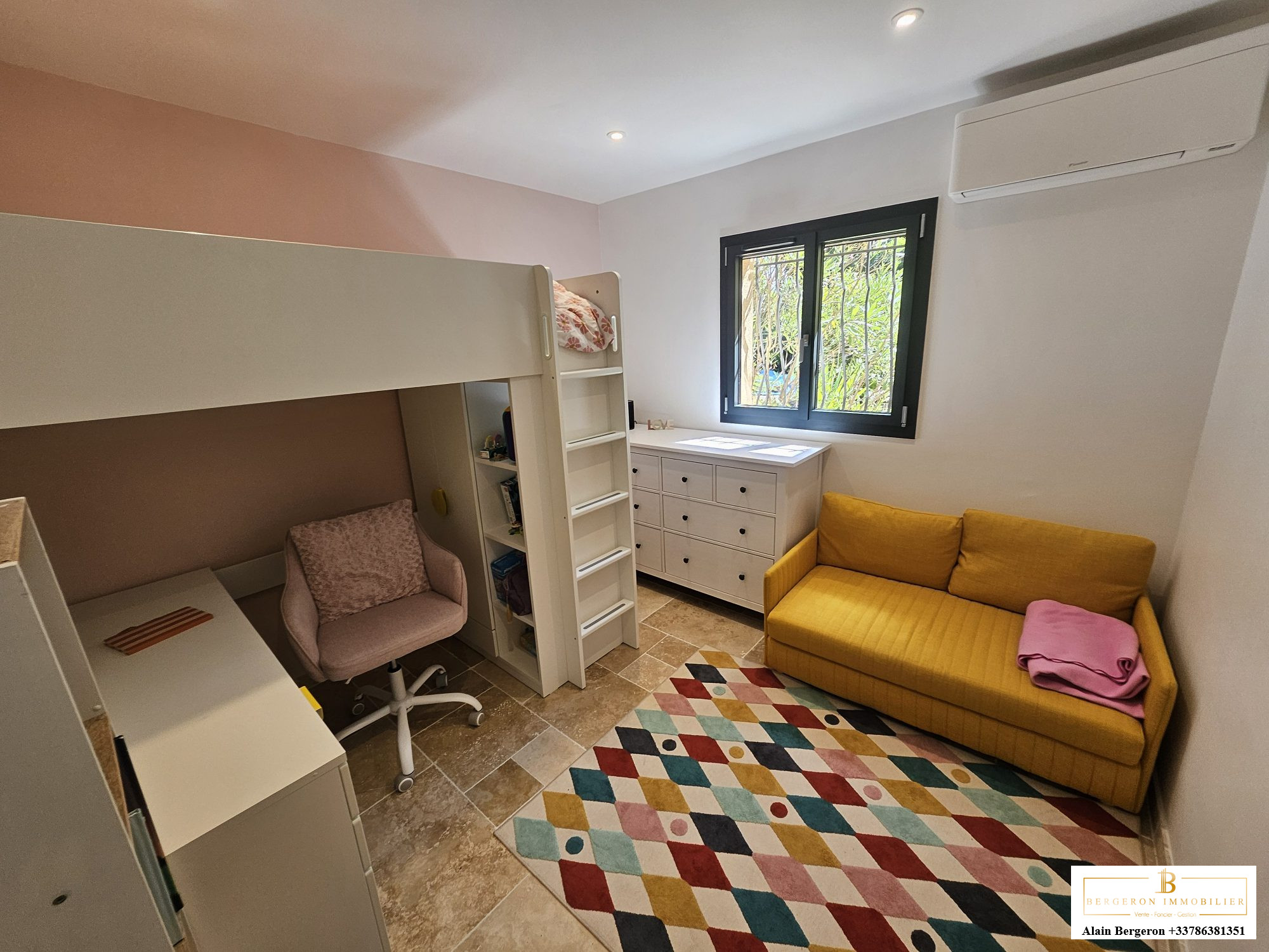 Chambre d'une maison spacieuse à Cabris avec un lit superposé et un canapé jaune.
