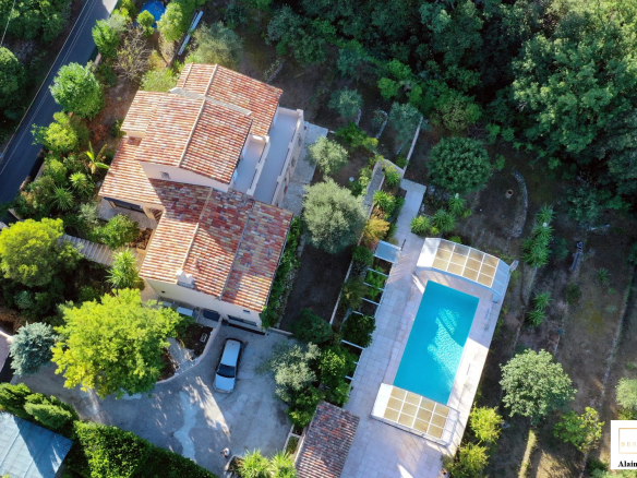 Vue aérienne d'une maison individuelle spacieuse avec piscine et jardin à Cabris.