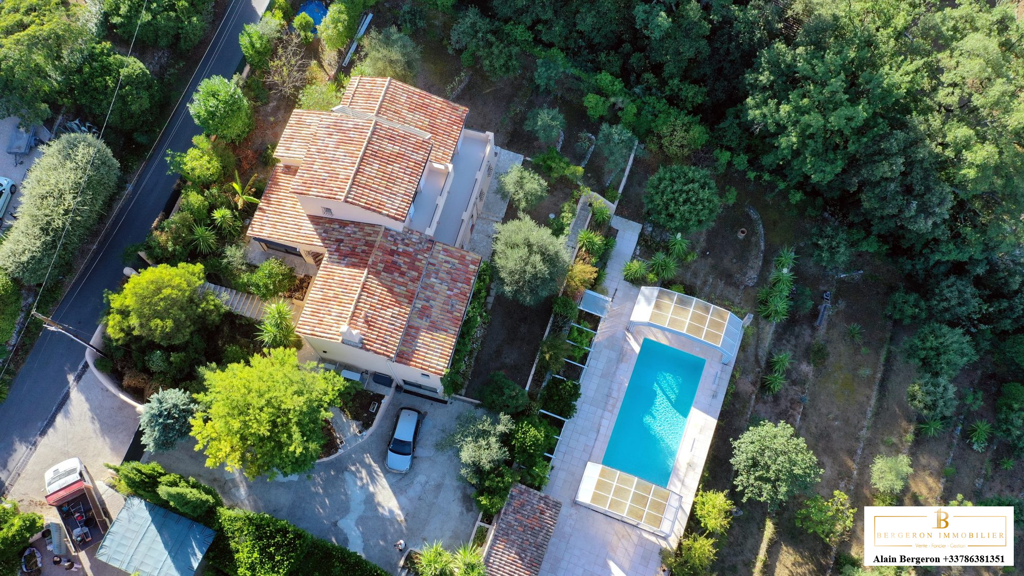 Vue aérienne d'une maison individuelle spacieuse avec piscine et jardin à Cabris.