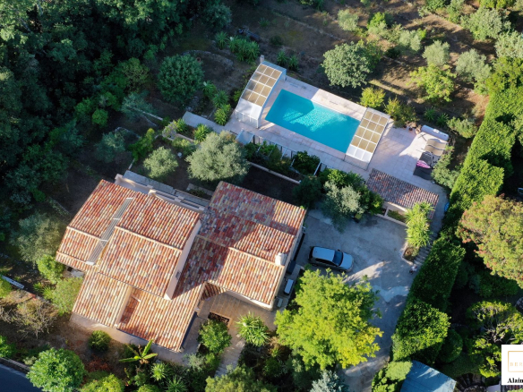 Vue aérienne d'une maison individuelle avec piscine à Cabris, entourée de verdure.