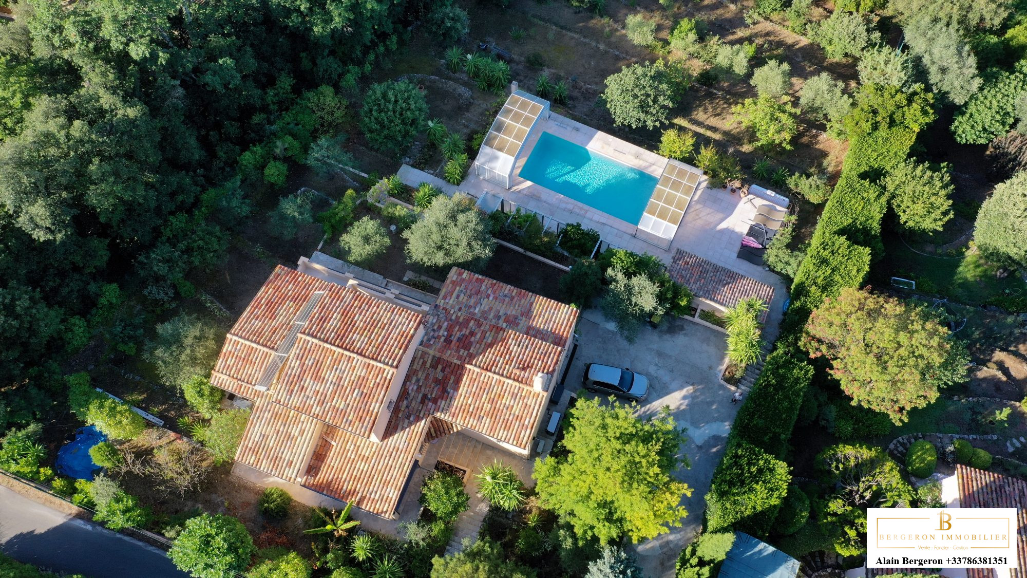 Vue aérienne d'une maison individuelle avec piscine à Cabris, entourée de verdure.