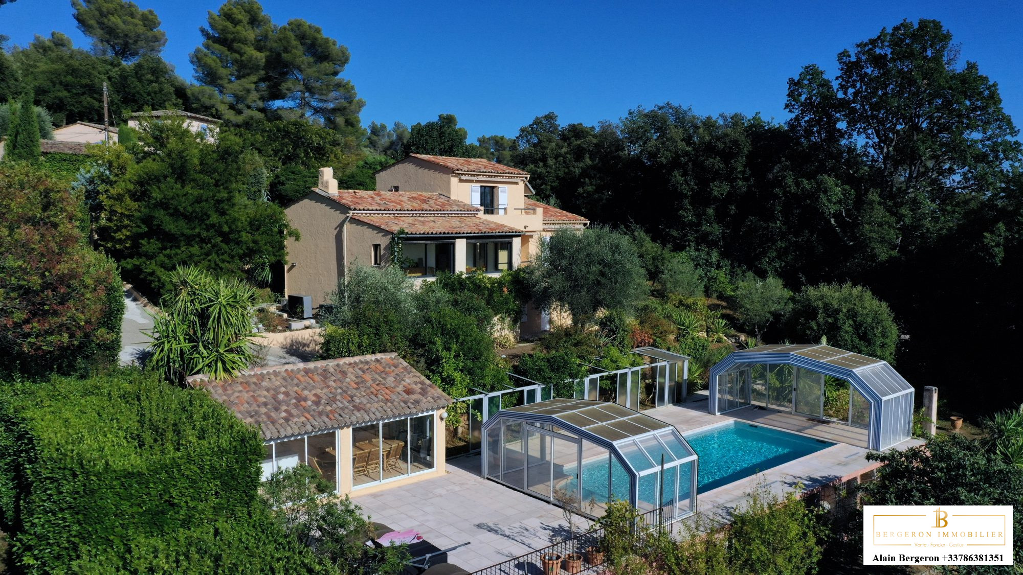 Maison individuelle spacieuse avec piscine à Cabris, entourée de verdure.