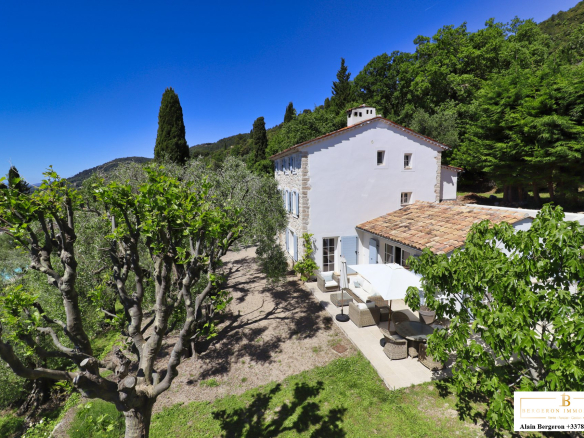 Bastide provençale avec piscine et jardin méditerranéen à Cabris.