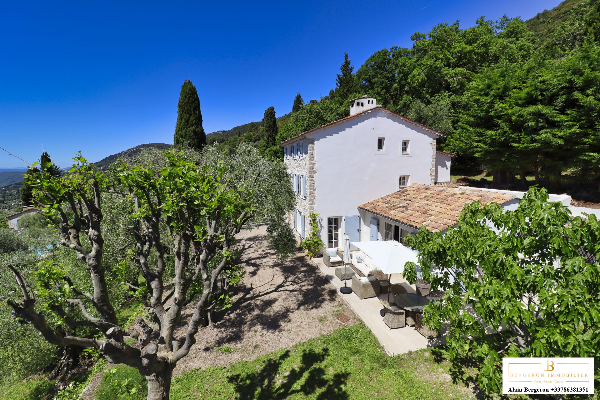 Bastide d’exception à Cabris Bastide provençale avec piscine et jardin méditerranéen à Cabris.