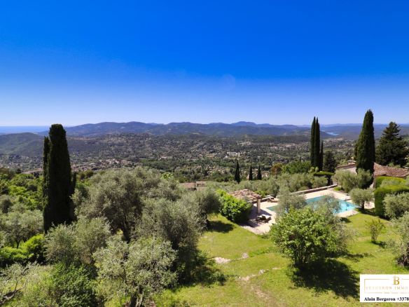 Vue panoramique d'une bastide avec piscine et oliviers à Cabris, Provence.